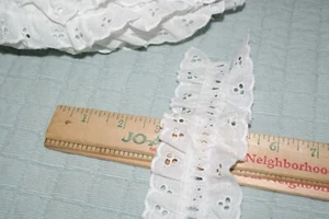 Inserto de cinta blanca con ojales de algodón 5 yardas por 2,5 pulgadas artesanía de costura - Imagen 1 de 2