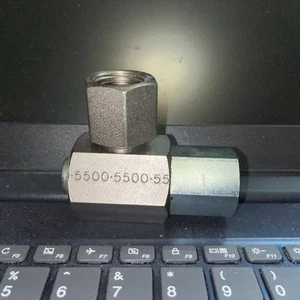 Hydraulic Swivel Fitting,90 Deg. Elbow For Continuous Movement ½” NPT New! - Picture 1 of 7