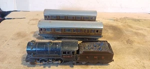 Trix TTR 0-4-0 3-Schienen-Lok LMS 8067 & Reisezugwagen ungeprüft Ersatzteile Reparatur kostenloser Versand - Bild 1 von 24