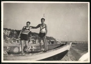 Fotografie Bademode, Burschen in Badebekleidung auf einem Fischerboot am Strand - Bild 1 von 2