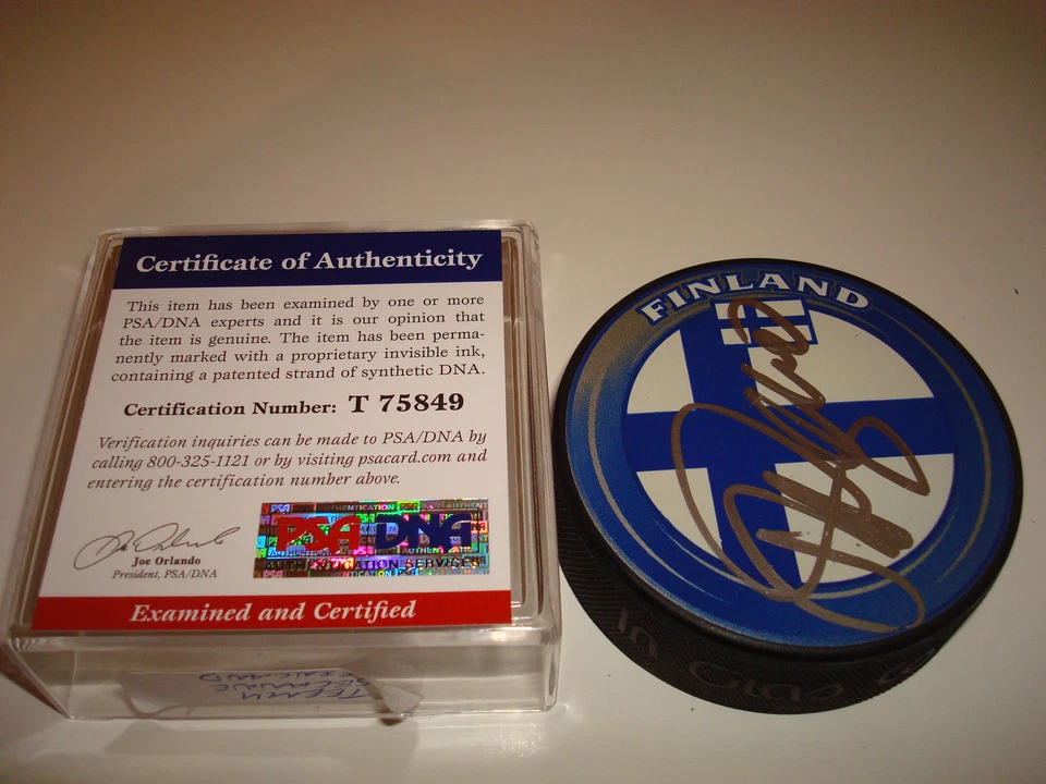 Disco de hockey firmado por Teemu Selanne equipo Finlandia certificado de autenticidad PSA/DNA autografiado a Foto 1 de 3