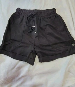 Kleine elegante Damenshorts schwarz - Bild 1 von 5