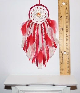 CASA DE MUÑECAS MINIATURA ESCALA 1:12 ATRAPASUEÑOS ROJO-BLANCO ROBLE PRECIOSO HECHO A MANO NUEVO - Imagen 1 de 6