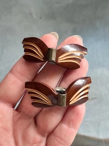 Juego de clips de zapatos de baquelita tallados vintage de los años 30 marrón tostado lazo forma de mariposa años 40 - Imagen 1 de 6