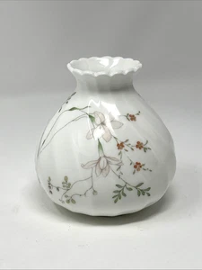 Small Wedgwood Campion Swirled Bone China Bud Vase, Made in England - Picture 1 of 5