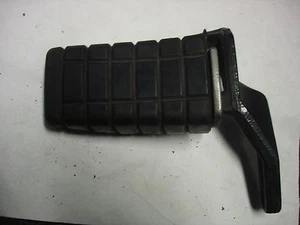 1986 KAWASAKI ZG1200 ZG 1200 VOYAGER RIGHT DRIVER FOOT PEG BRACKET OEM - Picture 1 of 2