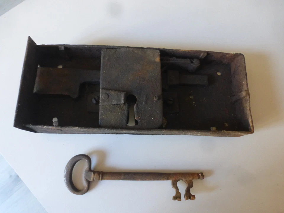Ancienne grosse serrure  de chateau , manoir , maison de maitre + clé   1,860 kg - Photo 1/4