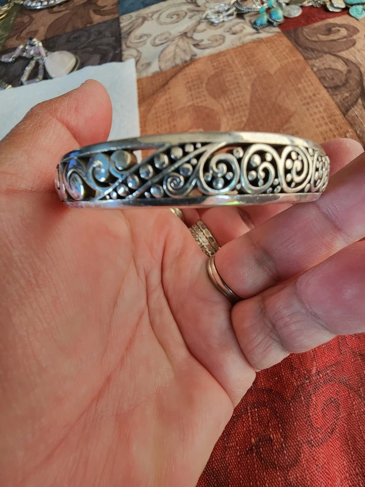 Brazalete Brazalete Brighton Pergaminos Ornamentados Ovalados Deslizables Uno Tono Plateado Desgazamiento  Foto 1 de 3