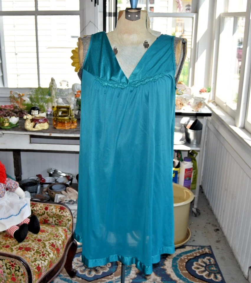 Vintage Años 70 Vanity Fair Cerúleo Noche Slip Bordado Floral Satinado Talla Grande Foto 1 de 4