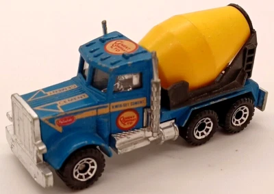 PETERBILT CEMENT MIXER BLAU GELB MATCHBOX SUPERFAST No.19 MACAU VON 1981 - Bild 1 von 4