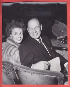 1952 NEW YORK GIANTS TYPE 1 GLOSSY LEO DUROCHER + LARAINE DAY - Picture 1 of 2