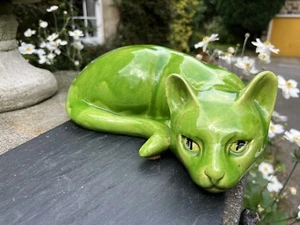 KATZE - EINE KERAMIK LIMETTENGRÜN GLASIERT LEGENDE KATZE MIT KNISTERNDER PATINA 30cm lang - Bild 1 von 9