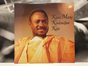 KASSE MADY - KOULANDJAN KELA LP VG+ A EX- Años 90 FRANCIA SYLLART SYL 83108 - Imagen 1 de 3