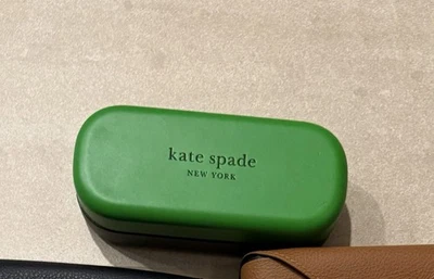 Gafas de sol Kate Spade verdes estuche rígido con cubierta Foto 1 de 2