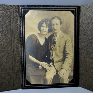 Antigua fotografía de pareja de tarjetas de gabinete triple pliegue de 1920 Barnesville, Ohio - Imagen 1 de 10