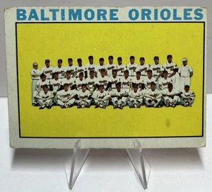 1964 Topps Baltimore Orioles TEAM CARD BROOKS ROBINSON #473 SENZA PIEGHE! Bello! - Foto 1 di 2