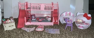 Barbie ~ Juego de Dormitorio Hello Kitty Muñeca Tamaño Kelly con Litera - Imagen 1 de 4