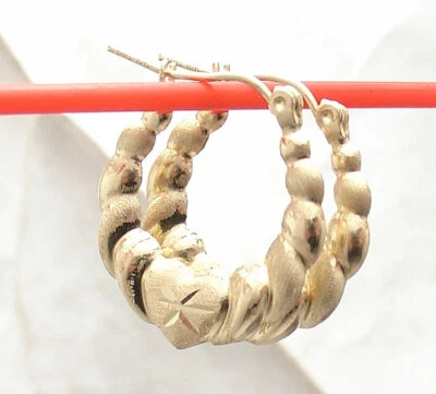 Маленькие градуированные серьги-кольца из настоящего желтого золота 10 карат с бриллиантовой огранкой сердца и поцелуи  - Изображение 1 из 4