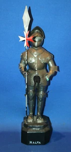 Un interesante traje de armadura vintage en miniatura, figura de caballero medieval, maltés - Imagen 1 de 6