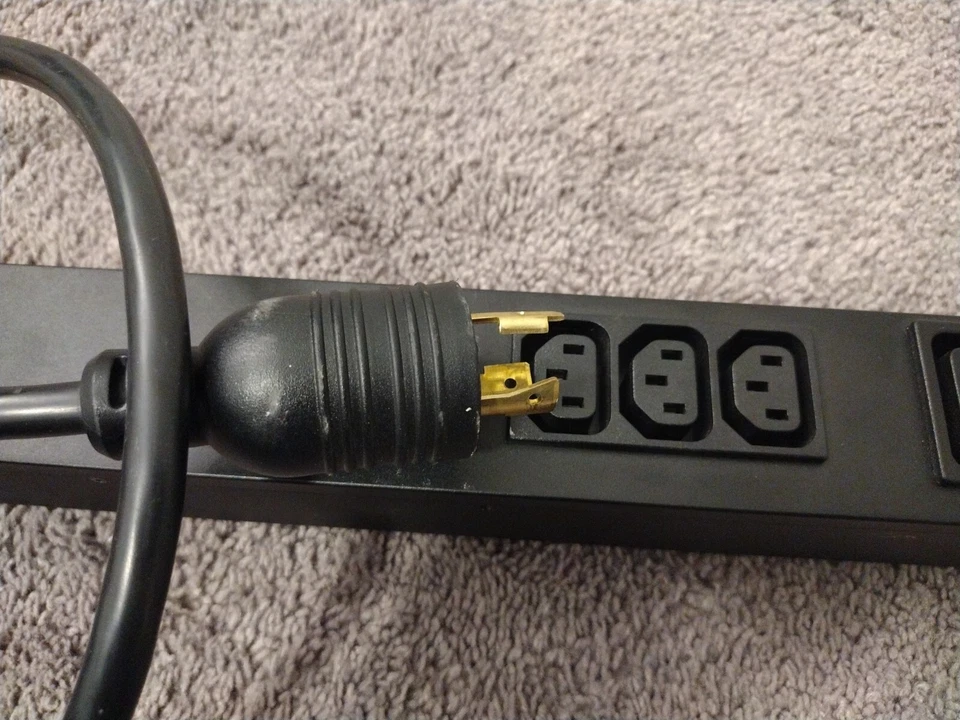 Dell Basic Rack Power Distribution Module (PDU) DELLB0008 - 2C9MC - 200–240 VAC  - Image 1 of 4