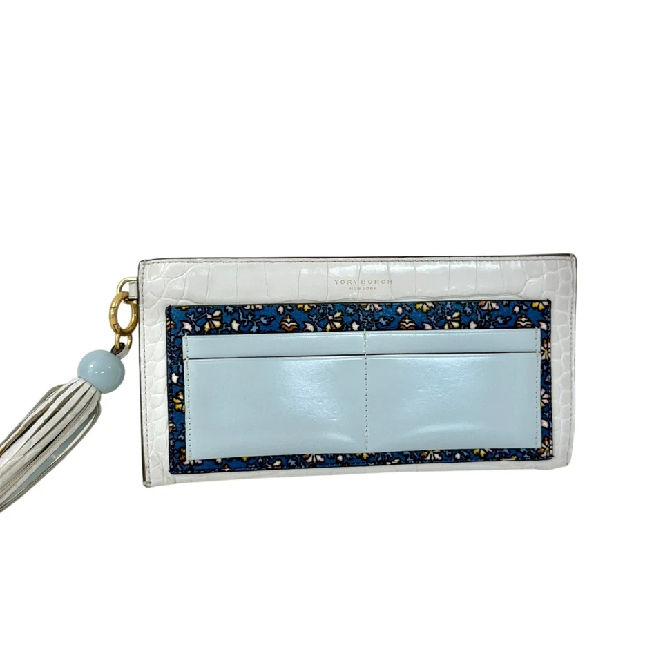 Bolso sin asas Tory Burch de cuero en relieve blanco con acento floral azul Foto 1 de 4