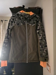 Firefly Jacke oliv mit coolem Muster Gr  40 Applikationen in orange - Bild 1 von 13