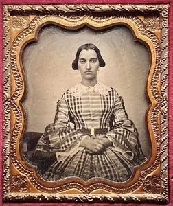 1/6 PLATE CASED AMBROTYPE - PRETTY YOUNG LADY POSED IN A PLAID DRESS - FULL CASE - Picture 1 of 3