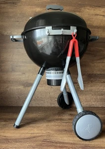 Barbecue giocattolo in plastica originale Weber con ruote e pinze qualche usura LEGGI - Foto 1 di 20