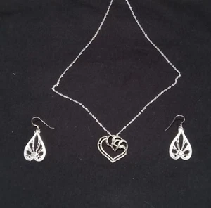 Ciondolo in argento sterling con orecchini abbinati cuore inciso bellissimo vintage - Foto 1 di 9
