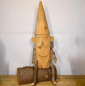 Estatuilla de gnomo de madera tallada a mano de 24" de alto con pipa mágica decoración de arte popular rústico - Imagen 1 de 4