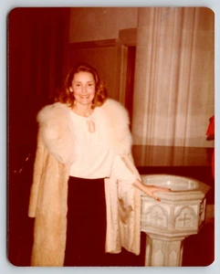 Foto alter Familien Schnappschuss Kirche Pelzmantel Mode alt Vintage - Bild 1 von 2