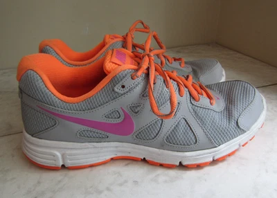 Nike Revolution 2 Grau/Neon Orange Mesh Herren Sportschuhe Herren Größe 10 EU 42 - Bild 1 von 4