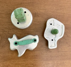 Lote de 3 cortadores de galletas/galletas vintage de aluminio con mango verde - Imagen 1 de 3