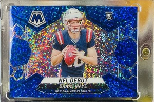 💥2024 Panini Mosaic NFL Debut Drake Maye Blue Sparkle /96 (RC) - Patriots 🇺🇸 - Imagen 1 de 12