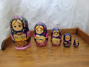 Muñecas matrioshka rusas 5 piezas florales con gatos muñecas de anidación regalo pintadas a mano - Imagen 1 de 6