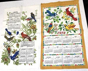 Vintage 2 Leinen Geschirrtuch Kalender 1973 1978 Vögel blauer Eichelhäher Kardinal Blumen sehr guter Zustand - Bild 1 von 3