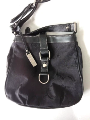 CHAPS Bandolera Bolso de Hombro Cartera Negro con Chapas Plata Dije 9" X 9" Foto 1 de 4