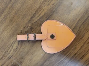 Targhetta bagaglio a forma di cuore Tiffany & Co. interno in pelle verniciata non scritta - Foto 1 di 11