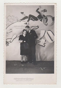 Schornsteinfeger auf Schwein bringt diesem verliebten Paar Glück Vintage altes Foto - Bild 1 von 7