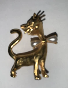 Kitty Cat Brooch Pin Gold Tone Green Eyes Bow Tie Pearl Tone Bow Tie 1.5” Vtg - Picture 1 of 3