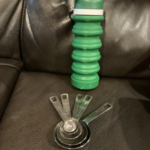 Arbonne Collapsible Water Bottle 550 ml Platinum Silicone & Measuring Spoons Lot - Picture 1 of 5