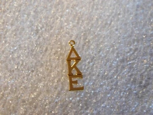 Lavaliere o dije tono dorado Delta Kappa Epsilon Fraternidad novia - Imagen 1 de 2