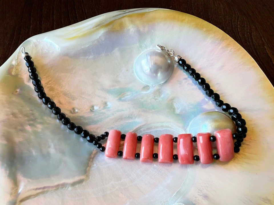 Bracciale a "listelli" di vero corallo rosso del mediterraneo e pallini di onice - Immagine 1 di 4