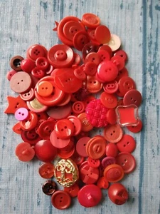 100 Assorted Shades of Red Buttons - Picture 1 of 1