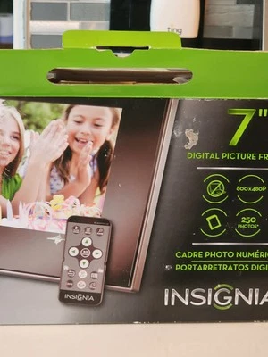 Insignia 7-inch Digital Picture Frame NS-DPF0712G NEW - Image 1 of 4