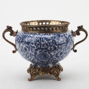 MACETA FLORAL PORCELANA AZUL Y BLANCO CON ORMOLU BRONCE PESADO - Imagen 1 de 5
