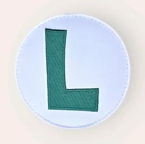 SUPER MARIO BRO VIDEOGIOCO LUIGI CAPPELLO EMBLEMA LETTERA " L " GANCIO PATCH - Foto 1 di 3