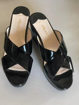 SANDALIAS DE CUÑA DE PLATAFORMA CON CORREA CRUZADA DE CHAROL PRADA EN NEGRO TALLA 9 EE. UU. Foto 1 de 4