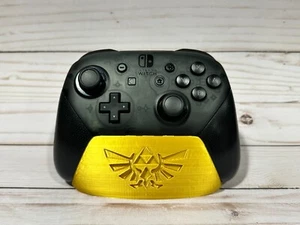 Nintendo Switch Pro Controller Ständer mit graviertem Logo Legend of Zelda - Bild 1 von 4