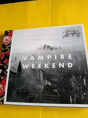 Vampire Weekend - Modern Vampires of the City  CD in very good condition - Image 1 of 3
